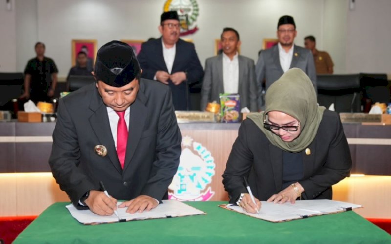 PENANDATANGANAN. Ketua DPRD Sulsel Andi Ina Kartika Sari bersama Pj Gubernur Sulsel Bahtiar Baharuddin menandatangani Ranperda APBD Sulsel 2024 melalui Rapat Paripurna, Senin (6/11/2023) malam. foto: istimewa
