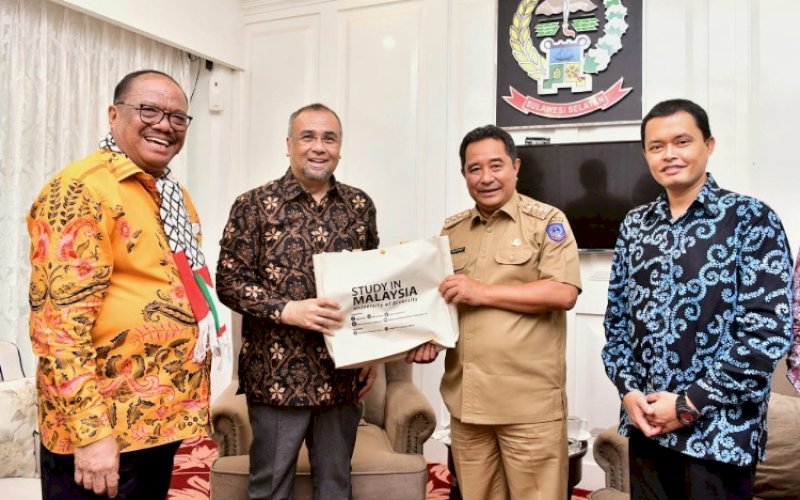 PERTEMUAN. Pj Gubernur Sulsel, Bahtiar Baharuddin, menerima audiensi Atase Pendidikan Kedutaan Besar Malaysia bersama rombongan di Kantor Gubernur Sulsel, Selasa (21/11/2023).&nbsp;foto: istimewa