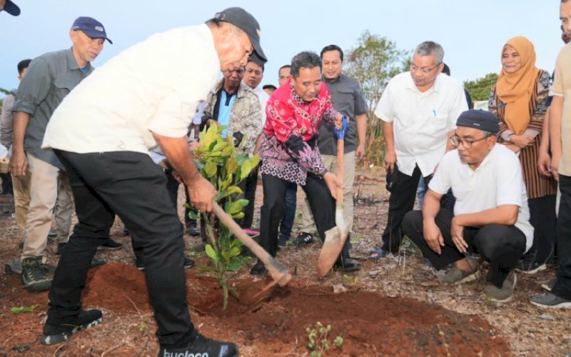 PENANAMAN. Pj Gubernur Sulsel Bahtiar Baharuddin dan Bupati Bulukumba Andi Muchtar Ali Yusuf melakukan Penanaman Bibit Nangka Madu di Kelurahan Lemo-lemo, Kecamatan Bonto Bahari, Kabupaten Bulukumba, Selasa (24/11/2023). foto: istimewa