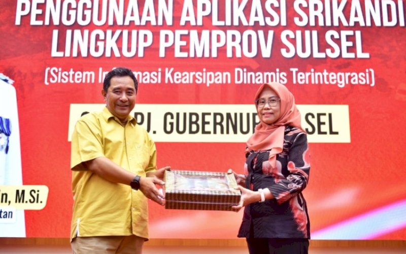 PERESMIAN. Pj Gubernur Sulsel, Bahtiar Baharuddin, bersama pejabat pusat dari Arsip Nasional Republik Indonesia (ANRI) meresmikan penggunaan aplikasi Sistem Informasi Kearsipan Dinamis Terintegrasi (Srikandi) di Aula Tudang Sipulung Rumah Jabatan Gubernur Sulsel, Rabu (8/11/2023). foto: istimewa