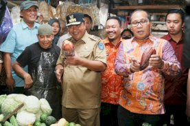 Operasi Pasar Jelang Natal dan Tahun Baru, Pj Gubernur Sulsel Kunjungi Pasar Toddopuli