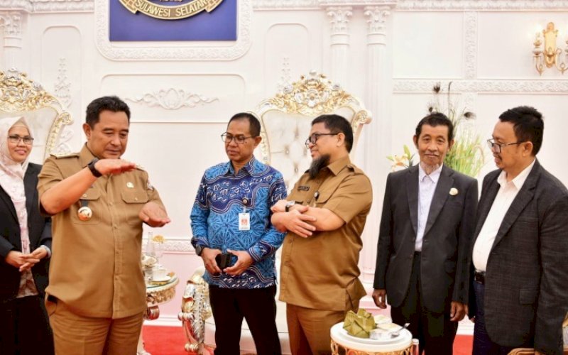 AUDIENSI. Pj Gubernur Sulsel, Bahtiar Baharuddin, menerima audiensi Pengurus Dewan Pendidikan Kabupaten Bone, di Rumah Jabatan Gubernur, Selasa (14/11/2023). foto: istimewa