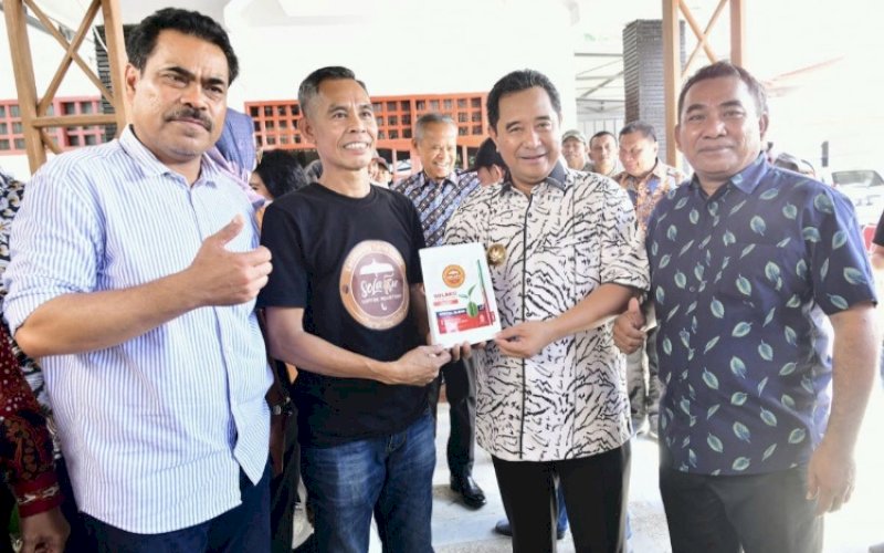 KOPI LATIMOJONG. Pj Gubernur Sulsel, Bahtiar Baharuddin, mendatangi lokasi produsen Solaku Coffee Roastery, kopi khas arabica Latimojong di Kelurahan Larompong, Kecamatan Larompong, Luwu, Minggu (5/11/2023). foto: istimewa&nbsp;