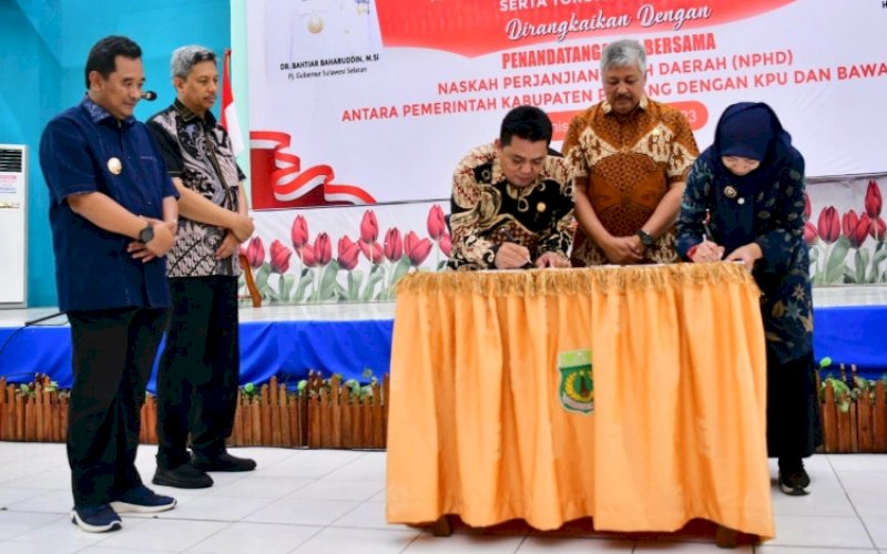 PENANDATANGANAN. Pj Gubernur Sulsel, Bahtiar Baharuddin, menyaksikan penandatanganan Naskah Perjanjian Hibah Daerah (NPHD) dengan KPU dan Bawaslu di Ruang Pola Kantor Bupati Pinrang, Kamis (2/11/2023). foto: istimewa