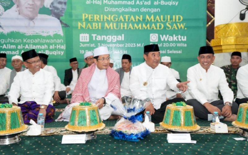 HAUL. Gubernur Sulsel Bahtiar Baharuddin bersama Ketua Umum Pengurus Pusat Pondok Pesantren As'adiyah Sengkang Anre Gurutta (AG) Prof Dr KH Nasaruddin Umar menghadiri Haul ke-73 Puang Aji Sade Anreguruta Al-Alim Al-Allamah al-Haj Muhammad As'ad Al-Buqisy yang dirangkaikan dengan peringatan Maulid Nabi Muhammad SAM di Masjid Agung, Kabupaten Wajo, Jumat (3/11/2023). foto: istimewa