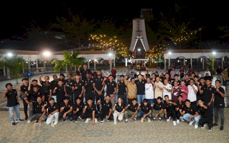 KEBERSAMAAN. Pj Gubernur Sulsel, Bahtiar Baharuddin, bersama pemain PSM Makassar di Plataran Ininnawa, Rujab Gubernur Sulsel, Rabu (1/10/2023). foto: istimewa