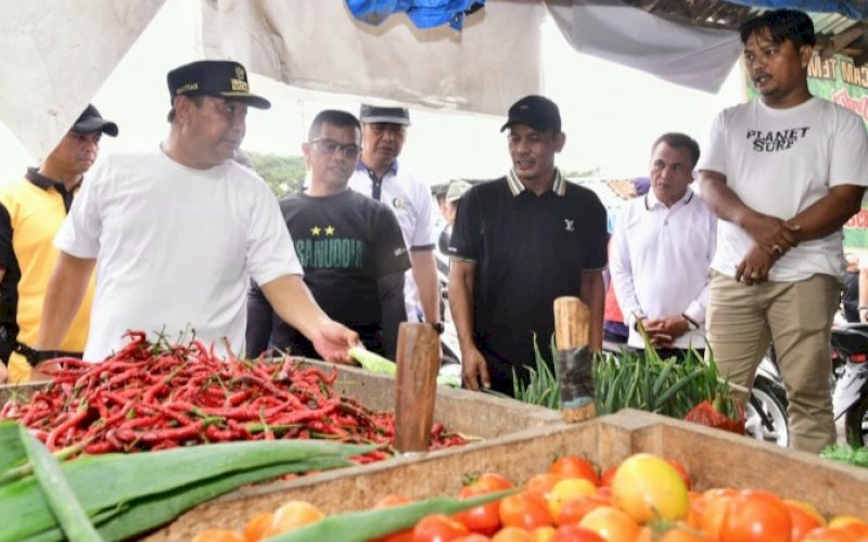 PASAR MURAH. Pj Gubernur Sulsel, Bahtiar Baharuddin, meninjau lokasi pasar murah yang digelar Disperindag Provinsi Sulsel bekerja sama dengan Pemkab Bone di Kawasan Stadion La Patau, Bone, Minggu (19/11/2023). foto: istimewa