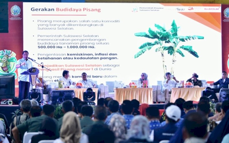 PENGARAHAN. Pj Gubernur Sulsel, Bahtiar Baharuddin, mengumpulkan seluruh penyuluh pertanian di Sulsel untuk membahas budidaya pisang di GOR Sudiang Makassar, Kamis (9/11/2023). foto: istimewa