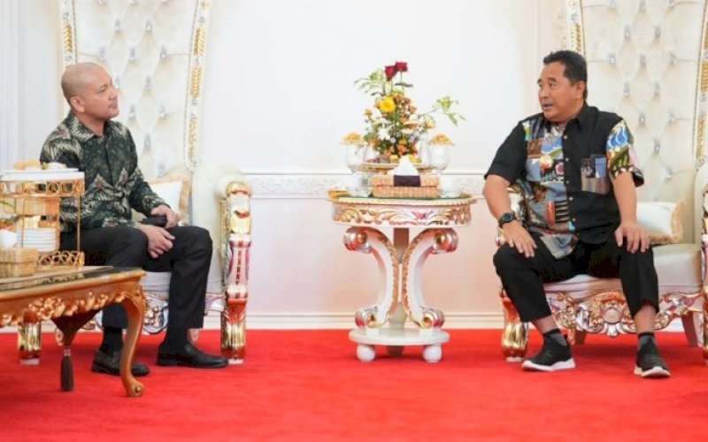 PERTEMUAN. Pj Gubernur Sulsel Bahtiar Baharuddin saat menerima kedatangan Deputi Bidang Koordinasi Infrastruktur dan Transportasi Kementerian Koordinator Bidang Kemaritiman dan Investasi RI Rachmat Kaimuddin di Rumah Jabatan Gubernur, Jumat (3/11/2023). foto: istimewa