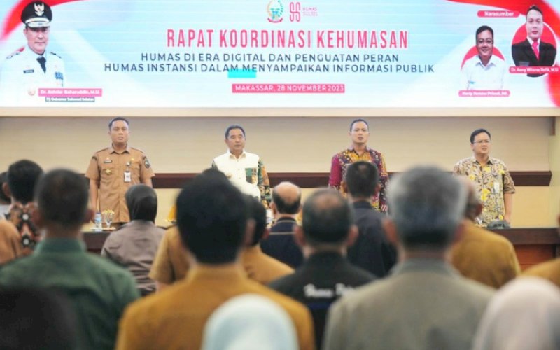 RAKOR KEHUMAHASAN. Pj Gubernur Sulsel, Bahtiar Baharuddin (kedua kiri), membuka Rapat Koordinasi Kehumasan di Ruang Rapat Pimpinan Kantor Gubernur Sulsel, Selasa (28/11/2023). foto: istimewa