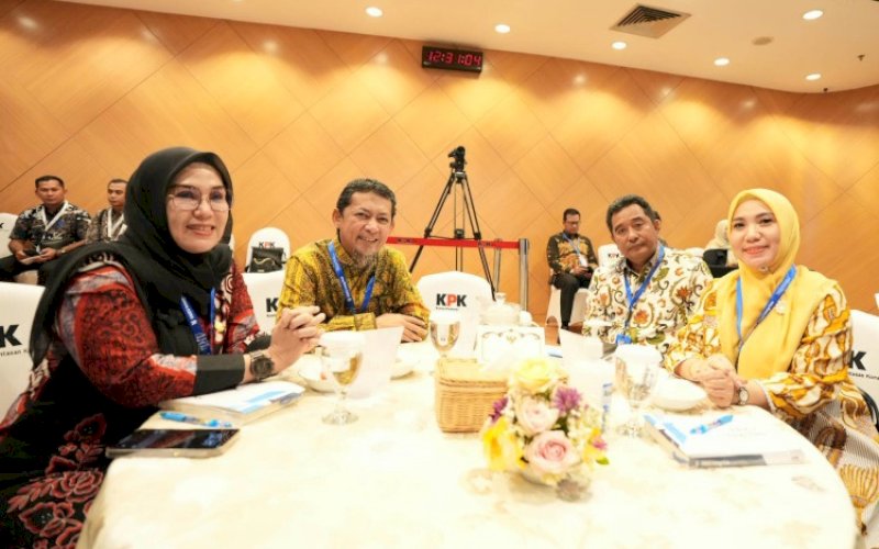 PEMBEKALAN. Pj Gubernur Sulsel Bahtiar Baharuddin dan Pj Ketua Tim Penggerak PKK Provinsi Sulsel Sofha Marwah Bahtiar mengikuti pembekalan antikorupsi untuk penyelenggara negara dan pasangan masing-masing yang digelar KPK di Jakarta, Rabu (22/11/2023). foto: istimewa