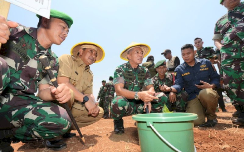 KETAHANAN PANGAN. Pj Gubernur Sulsel Bahtiar Baharuddin bersama Pangdam XIV Hasanuddin Totok Imam Santoso di sela-selw pelaksanaan Gerakan Nasional Ketahanan Pangan yang dipusatkan di Kelurahan Tamarunang, Kecamatan Somba Opu, Kabupaten Gowa, Rabu (1/11/2023). foto: istimewa
