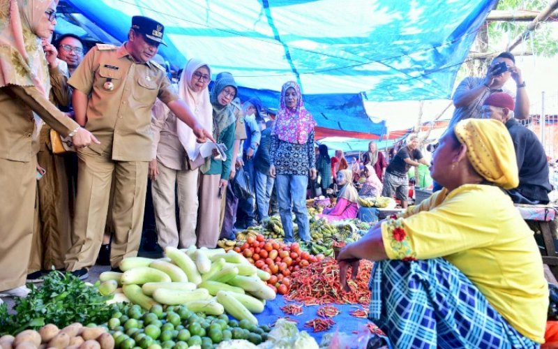 PENINJAUAN. Pj Gubernur Sulsel, Bahtiar Baharuddin, melakukan peninjauan harga kebutuhan pokok di Pasar Tradisional Batangase, Kecamatan Mandai, Kabupaten Maros, Selasa (21/11/2023). foto: istimewa