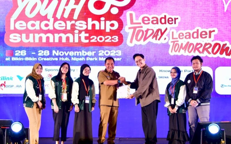 PERTEMUAN. Pj Gubernur Sulsel, Bahtiar Baharuddin, menghadiri Makassar Leadership Summit 2023 di Hotel Claro Makassar, Senin (27/11/2023). foto: istimewa&nbsp;