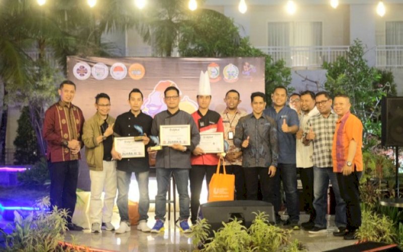 JUARA. Head Chef Whiz Prime Hotel Sudirman Makassar, Jumardi (keempat), saat menerima penghargaan juara I bersama pemenang lainnya. foto: istimewa
