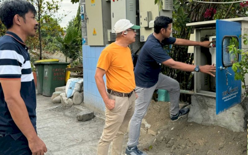 PENINJAUAN. Direktur Utama Perumda Air Minum Kota Makassar, Beni Iskandar, juga melakukan peninjauan langsung ke lokasi pompa inline yang telah terpasang sebelumnya di jalan Pannampu dan Sabutung. foto: istimewa