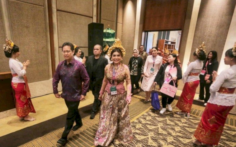 SAMBUTAN. Ketua Panitia International Health Conference 2023 Prof dr Deby Vinski MSc PhD menyambut kedatangan Menteri Kesehatan Republik Indonesia Budi Gunadi Sadikin yang hadir membuka International Health Conference 2023 di Grand Hyatt Hotel Nusa Dua, Bali, Jumat (10/11/2023). foto: doelbeckz/pluz.id&nbsp;