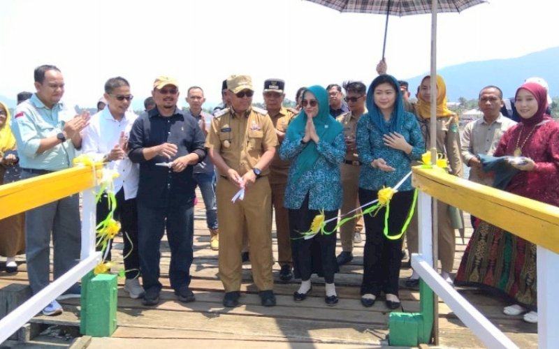 PERESMIAN. Bupati Luwu Timur Budiman menggunting pita didampingi Senior Manager SDP PT Vale Ardian Indra Putra, menandai diresmikannya pemanfaatan Dermaga Harapan di Desa Harapan, Kecamatan Malili, Kabupaten Luwu Timur. foto: istimewa