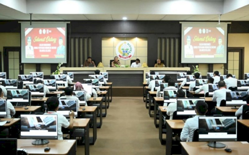 TES. Calon Komisioner KPID Provinsi Sulsel periode 2023-2026 mengikuti tes psikologi atau psikotes di Assessment Center UPT Penilaian Potensi dan Kompetensi BKD Sulsel, Selasa (7/11/2023). foto: istimewa