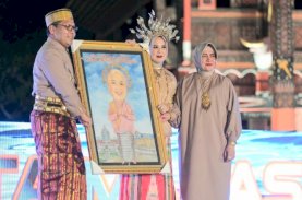 HUT Makassar Ke-416, Indira Dampingi Danny Pomanto Serahkan Cendera Mata Perpisahan Fatmawati Rusdi 