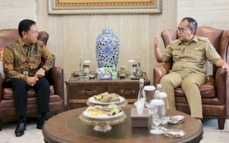 PERTEMUAN. Kepala BPS Kota Makassar Abdul Hafid mengunjungi kediaman Wali Kota Makassar Moh Ramdhan Pomanto di Jl Amirullah, Kota Makassar, Selasa (31/10/2023). foto: istimewa