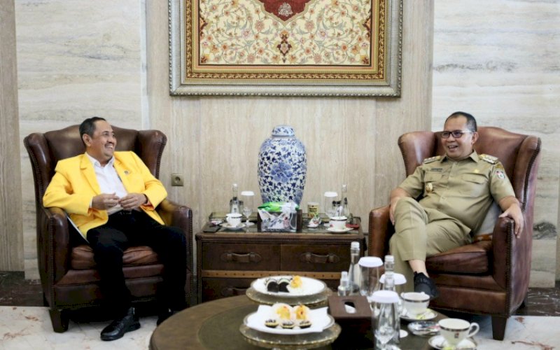 PERTEMUAN. Direktur Universitas Terbuka Makassar Prof Abdul Rahman Rahim secara khusus datang menemui Wali Kota Makassar Moh Ramdhan Pomanto di Jl Amirullah, Makassar, Selasa (21/11/2023). foto: istimewa&nbsp;