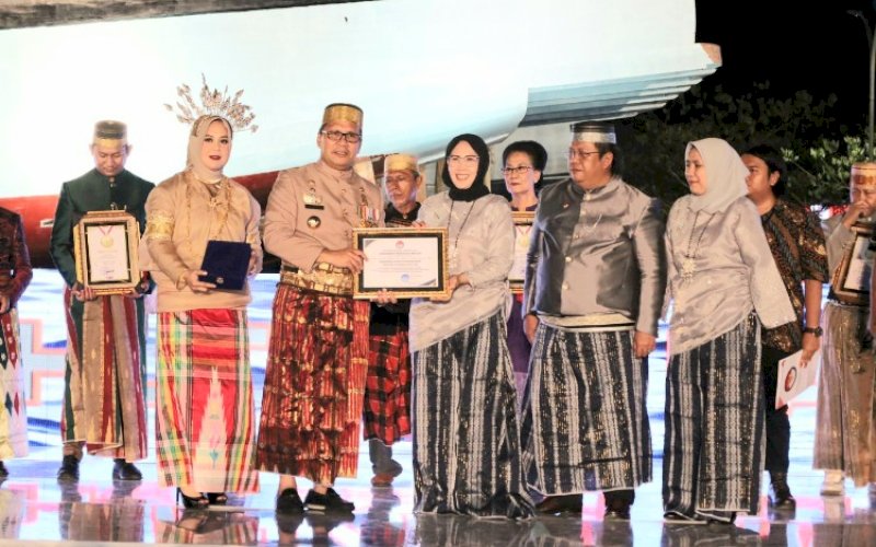 PENGHARGAAN. Pemkot Makassar di bawah kepemimpinan Wali Kota Moh Ramdhan Pomanto bersama Wakil Wali Kota Fatmawati Rusdi berhasil mewujudkan Makassar sebagai Kota Inklusi dengan meraih penghargaan tingkat nasional Anugerah Prakarsa Inklusi (API). foto: istimewa