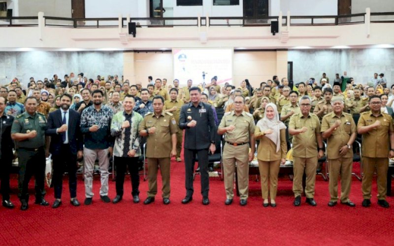 MOU. Wali Kota Makassar Moh Ramdhan Pomanto dan kepala daerah lainnya bersama Pj Gubernur Sulsel Bahtiar Baharuddin pada acara penandatanganan Memorandum of Understanding (MoU) dengan PT Yas Exports International di Ruang Pola Kantor Gubernur Sulsel, Senin (27/11/2023). foto: istimewa
