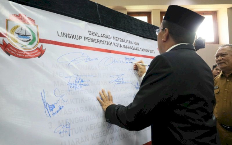PENANDATANGANAN. Wali Kota Makassar, Moh Ramdhan Pomanto, melakukan penandatanganan Pakta Integritas Ikrar Deklarasi Netralitas ASN lingkup Pemkot Makassar 2023, yang digelar di Ruang Sipakatau, Balai Kota Makassar, Senin (13/11/2023). foto: istimewa