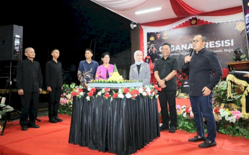 SYUKURAN. Wali Kota Makassar, Moh Ramdhan Pomanto (kanan), menghadiri malam syukuran 49 tahun Gegana Korps Brimob Polri yang diadakan Detasemen Gegana Korps Brimob Polda Sulsel, Senin (27/11/2023). foto:  istimewa 