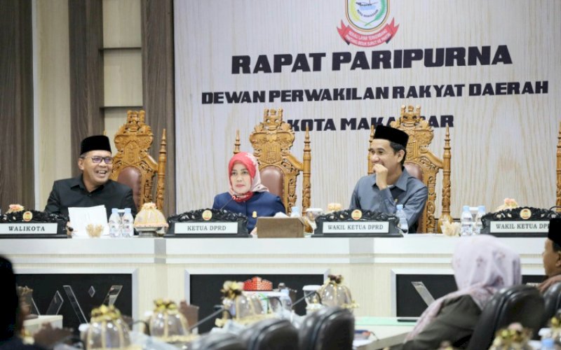RAPAT PARIPURNA. Wali Kota Makassar, Moh Ramdhan Pomanto, kembali mengikuti Rapat Paripurna Pembahasan Ranperda APBD 2024 di Kantor DPRD Kota Makassar, Senin (27/11/2023). foto: istimewa