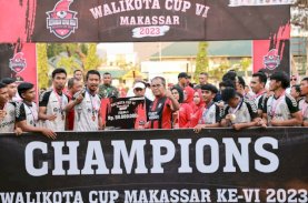Danny Pomanto Serahkan Uang Tunai Rp50 Juta dan Piala Juara Wali Kota Cup VI 2023