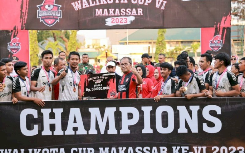 SANG JUARA. Wali Kota Makassar, Moh Ramdhan Pomanto, menyerahkan hadiah Rp50 juta, piala bergilir, dan satu piala bagi sang juara Wali Kota Cup IV 2023, Mitra Gardan FC, di Lapangan Hasanuddin, Rabu, (8/11/2023) sore tadi. foto: istimewa