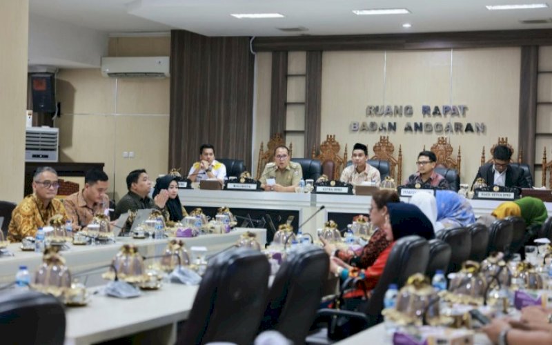 SOSIALISASI. Wali Kota Makassar Moh Ramdhan Pomanto bersama Ketua DPRD Kota Makassar Rudianto Lallo dan PIC Korsupgah KPK Wilayah IV Sulsel Tri Budi Rochmanto menghadiri Sosialisasi Pencegahan Korupsi Terintegrasi di Kantor DPRD Kota Makassar, Selasa (14/11/2023). foto: istimewa