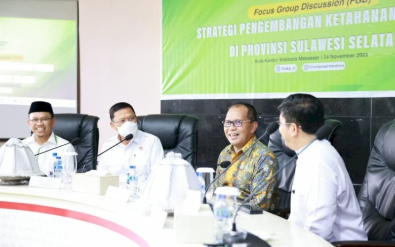 FGD. Wali Kota Makassar Moh Ramdhan Pomanto menerima Utusan Khusus Presiden RI Bidang Kerja Sama Pengentasan Kemiskinan dan Ketahanan Pangan Muhamad Mardiono pada Focus Group Discussion (FGD) Strategi Pengembangan Ketahanan Pangan di Provinsi Sulsel yang digelar di Aula Kantor Balai Kota Makassar, Jumat (24/11/2023). foto: istimewa