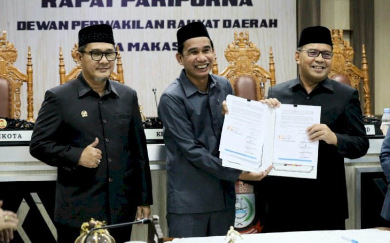 NOTA KESEPAHAMAN. Wali Kota Makassar Moh Ramdhan Pomanto dan Ketua DPRD Kota Makassar Rudianto Lallo usai Penandatanganan Nota Kesepahaman di Ruang Banggar DPRD Kota Makaasar, Selasa (21/11/2023) malam. foto: istimewa