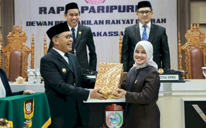 RANPERDA APBD. Wali Kota Makassar, Moh Ramdhan Pomanto, menyampaikan penjelasan terhadap Ranperda tentang APBD Tahun Anggaran 2024 di Ruang Banggar DPRD Kota Makassar, Minggu (26/11/2023). foto: istimewa