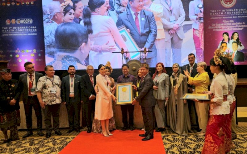 PENGHARGAAN. Direktur LEPRID, Paulus Pangka, menyerahkan dua rekor penghargaan kepada Prof dr Deby Vinski MSc PhD di sela-sela International Health Conference 2023 (Konferensi Kesehatan Internasional 2023) di Grand Hyatt Hotel Nusa Dua, Bali, Jumat (10/11/2023). foto: doelbeckz/pluz.id
