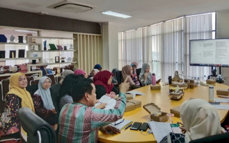RAPAT. Rapat Persiapan Rakor Dekranasda Sulsel berlangsung di Ruang Rapat Disperindag Provinsi Sulsel, Kamis (16/11/2023). foto: istimewa