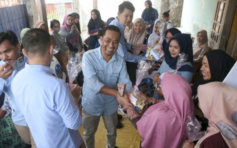 BERBAGI. Tim pasangan Calon Capres-Cawapres, Prabowo Subianto-Gibran Rakabuming Raka, kampanye perdana diawali dengan berbagi makanan gratis dan susu formula untuk ibu hamil di Kelurahan Tamamaung, Kecamatan Panakkukang, Kota Makassar, Selasa (28/11/2023). foto: istimewa