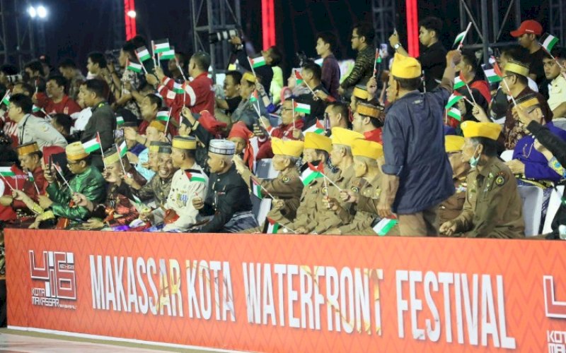 SOLIDARITAS PALESTINA. Atribut dan bendera Palestina menghiasi puncak perayaan Hari Ulang Tahun (HUT) Kota Makassar ke-416 di CPI Makassar, Kamis (2/11/2023) malam. foto: istimewa