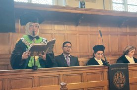 Dekan FK Unhas Jadi Penguji PhD di Leiden University&nbsp;