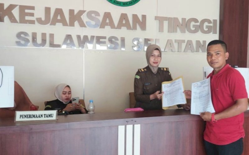PELAPORAN. Ketua Umum Fakar Sulsel, Hendrianto Jufri, melakukan pelaporan/pengaduan di Kejaksaan Tinggi (Kejati) Sulsel terkait dengan adanya dugaan tindak pidana korupsi pada kegiatan pengadaan bibit kopi tahun anggaran 2022 di Dinas Kehutanan Provinsi Sulsel, Senin (13/11/2023). foto: istimewa