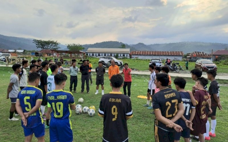 PELATIHAN. Manajemen PT Vale Indonesia Tbk (PT Vale) Indonesia Growth Project (IGP) Morowali menyelenggarakan Workshop & Coaching Clinic, yaitu melatih para peserta bermain sepak bola secara langsung di Lapangan Sepak Bola Desa Dampala, Morowali. foto: istimewa