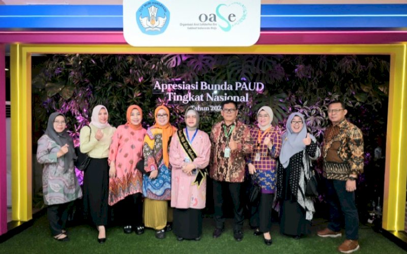 FOTO BERSAMA. Bunda PAUD Kota Makassar, Indira Jusuf Ismail, foto bersama rombongan saat menghadiri acara Apresiasi Bunda PAUD tingkat Nasional 2023 yang digelar Kemendikbud Ristek di Mercure Convention Center Ancol, Jakarta Utara, 7-8 November 2023. foto: istimewa