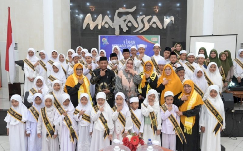 WISUDA. Ketua TP PKK Kota Makassar, Indira Jusuf Ismail, menghadiri sekaligus membuka acara 9 Tahun Mengabdi untuk Negeri yang dihelat Komunitas Hafizh on the Street (HOTS) Kota Makassar di Baruga Anging Mammiri Rumah Jabatan Wali Kota Makassar, Minggu (12/11/2023). foto: istimewa