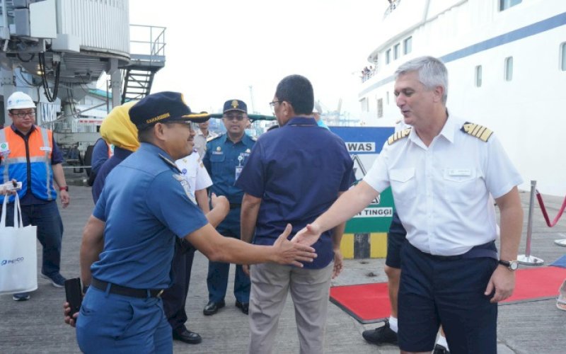 SAMBUTAN. Suasana penyambutan kapal pesiar MV Star Breeze berbendera Bahamas, yang membawa 412 penumpang mancanegara termasuk kru sandar di Dermaga Soekarno, Pelabuhan Makassar, Sulsel, Kamis (23/11/2023). foto: istimewa