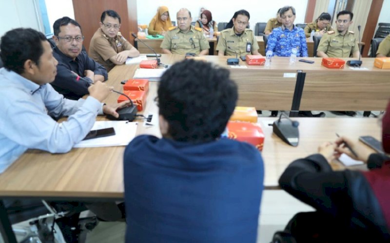PERTEMUAN. Sekda Kota Makassar, Muh Ansar, menerima tim audit Kementerian Keuangan di ruang rapat Sekda Kota Makassar lantai 9, Kantor Balai Kota Makassar, Selasa (21/11/2023). foto: istimewa