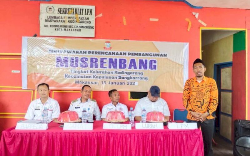 MUSRENBANG. Pelaksanaan musrenbang di Sekretariat Lembaga Pemberdayaan Masyarakat Kelurahan Kodingareng, Kecamatan Sangkarrang, Kota Makassar, Rabu (18/1/2023). foto: istimewa