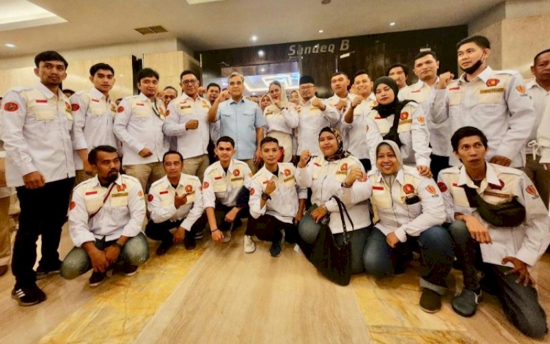 FOTO BERSAMA. Ketua PD Satria Gerindra Sulsel Najmuddin bersama jajaran pengurusnya berfoto bareng bersama Sekjen Partai Gerindra Ahmad Muzadi. foto: istimewa